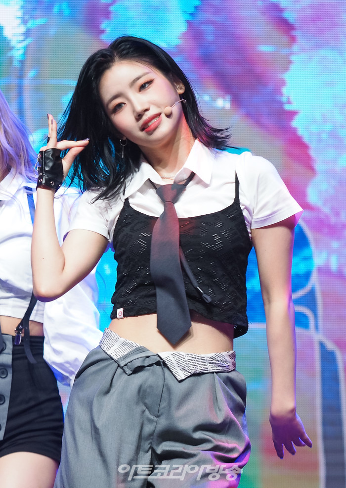 [AK화보] 트라이비, 타이틀곡 'KISS' 무대