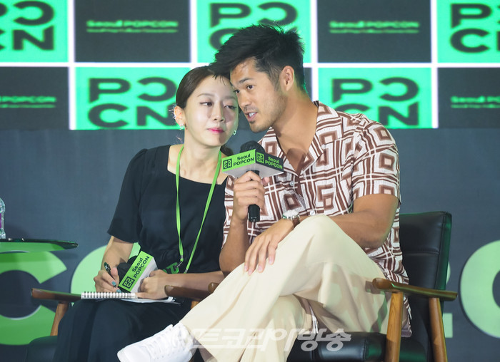 [AK포토] 로스 버틀러, '통역에 집중하는 진지한 모습'