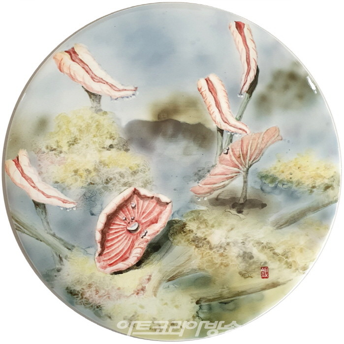 도자회화 김은경 작가,  연꽃과 물방울의 순수한 이미지로 'K-아트페어' 참가