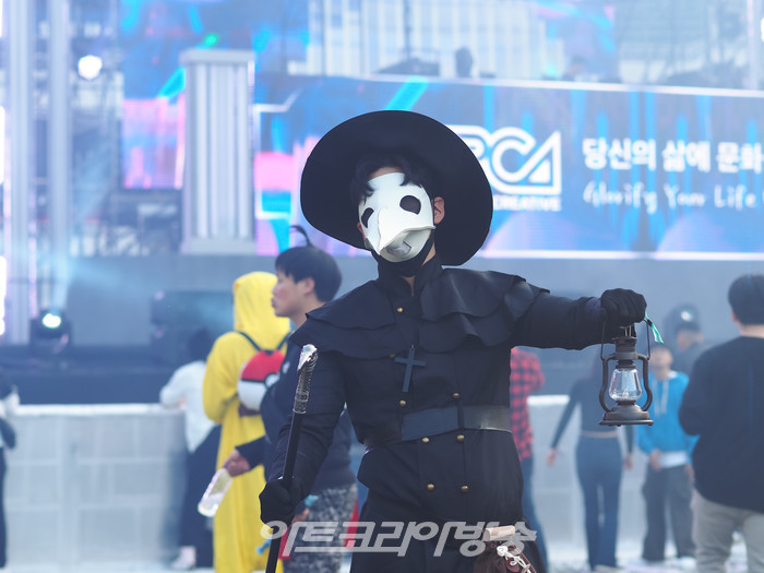 [AK포토] 역병의사 코스어, '나도 EDM 즐기러 왔어요'