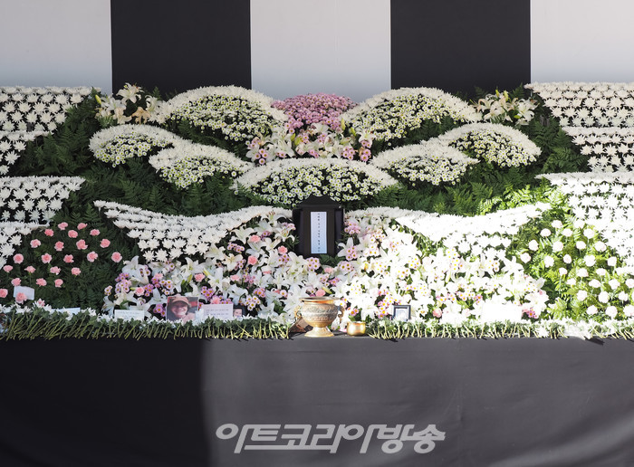 [AK포토] 추도하는 시민들, '지켜주지 못해 미안해요'